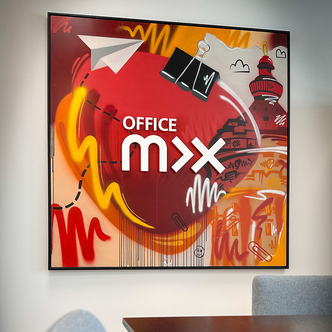 Mixtechnik in den Farben von Office Mix (Rottöne, Gelb und Orange), verschiedene Büroartikel als Details im Fokus, das Logo als Acrylinstallation sowie der Mannheimer Wasserturm.