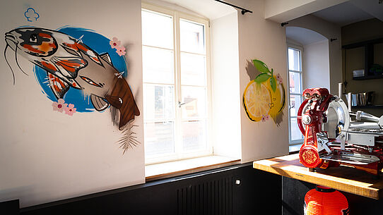Aufnahme vom Innenraum des Restaurants mit Blick auf das Koi-Forellen- und Yuzu-Artwork